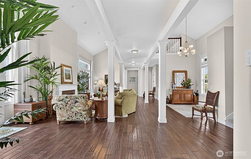 5th image of 30 Chauncey Lane W