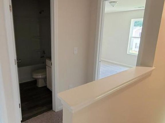 4th image of 174 Queens Cir