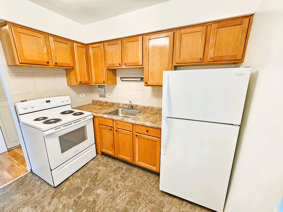 Pristine condition full size fridge and stove
