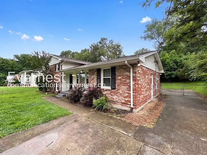 130 Roberta Dr — Photo 3
