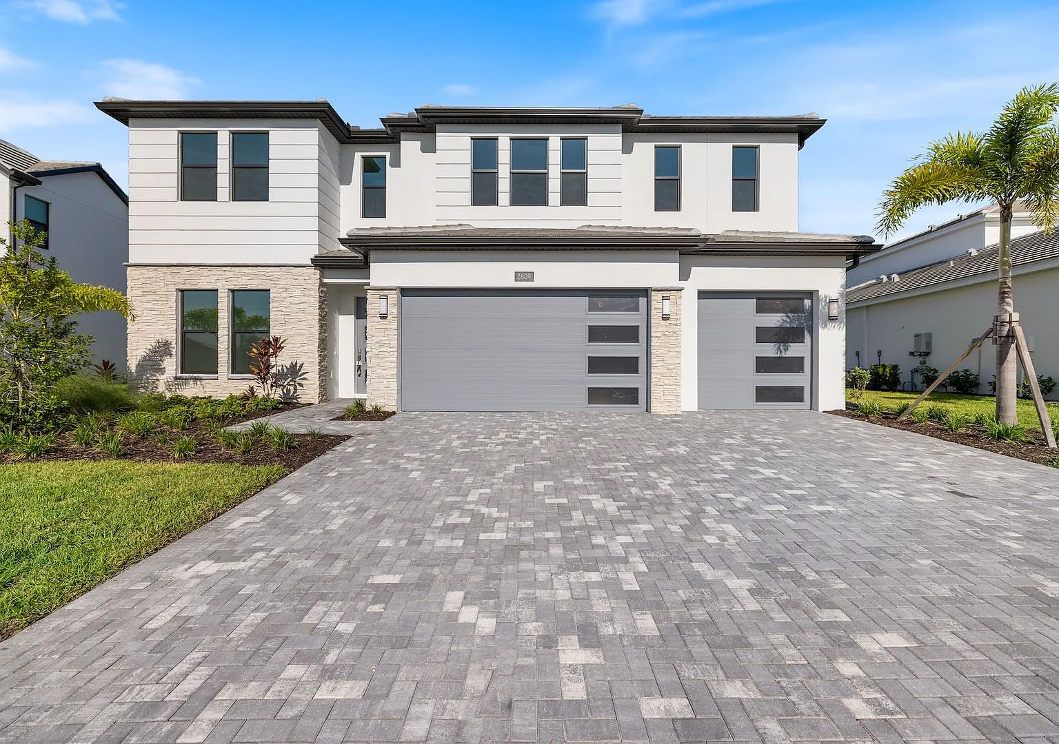 Brand New spacious 4bd/3.5bth Sarasota Home with Swimming Pool, 3-Car Garage and Loft — Photo 3
