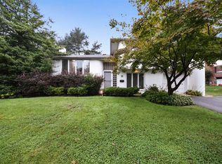 12 Devonshire Ct, Plainview, NY 11803