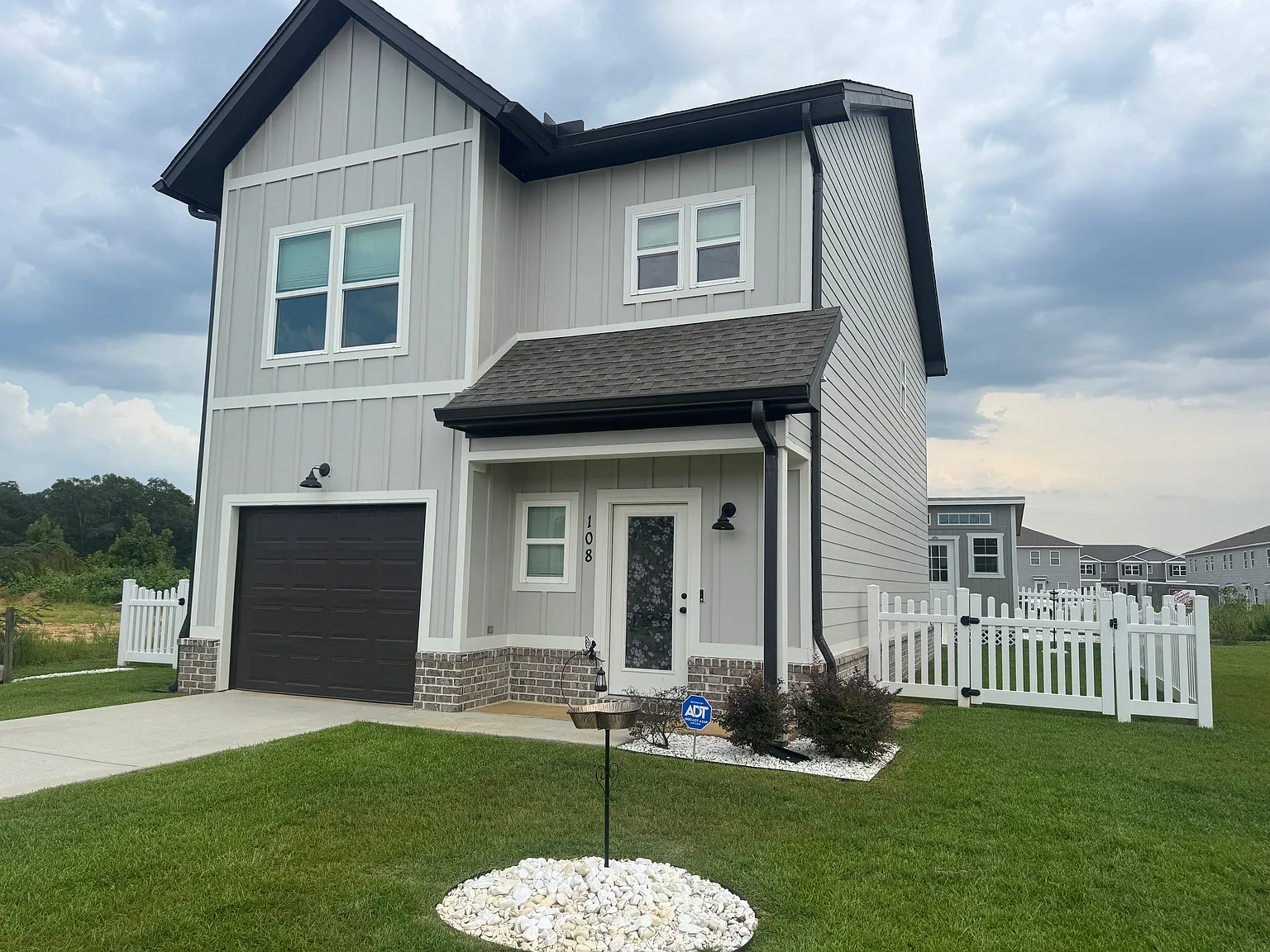 3 bed, 2.5 bath, 1464 sqft, $2,100 — Photo 1
