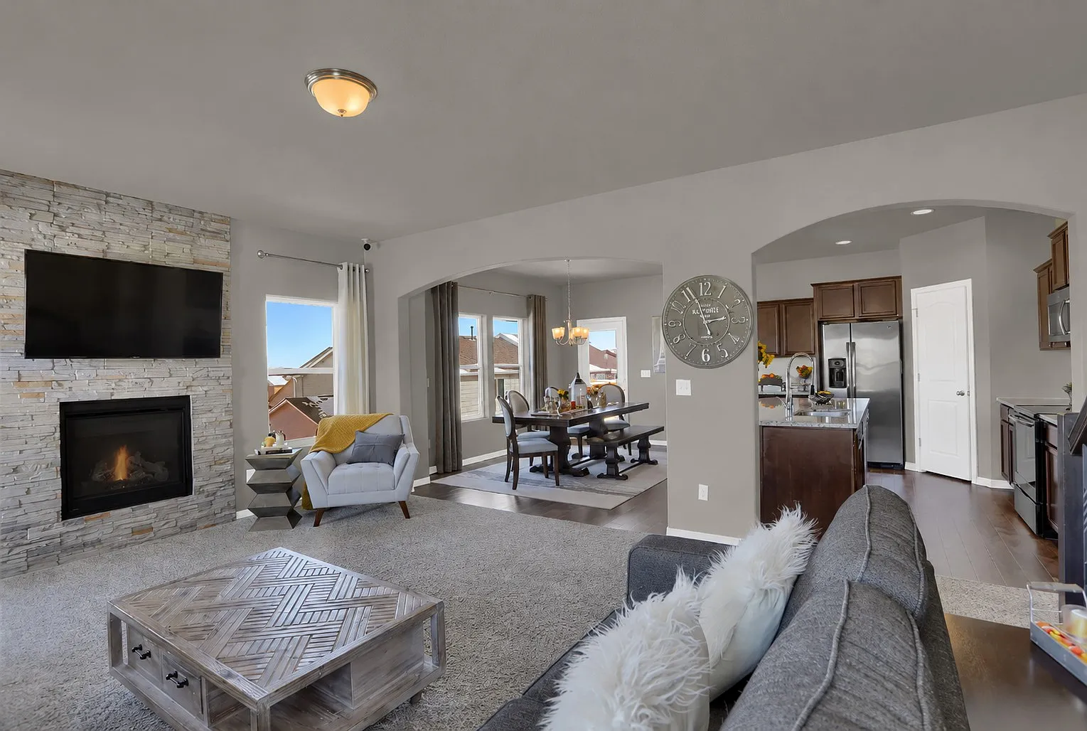 5 bed, 3.5 bath, 3827 sqft, $3,250 — Photo 2
