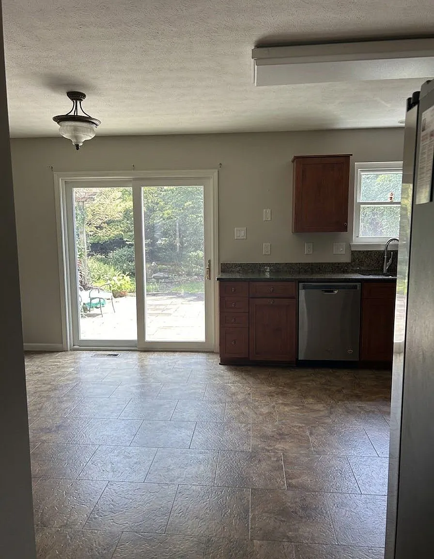 4 bed, 2.5 bath, 2556 sqft, $4,200 — Photo 1