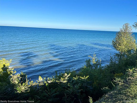 3rd image of 2255 Lakeshore Rd