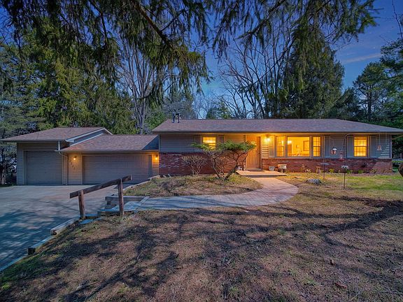 2nd image of 3381 Pine Ridge Dr