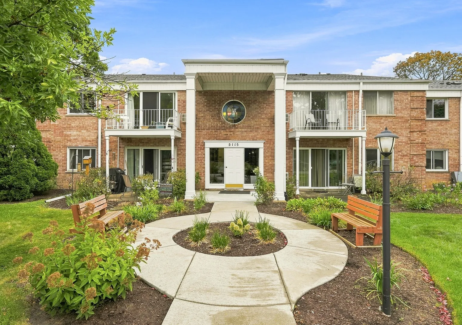 2 bed, 837 sqft, $2,000 — Photo 1