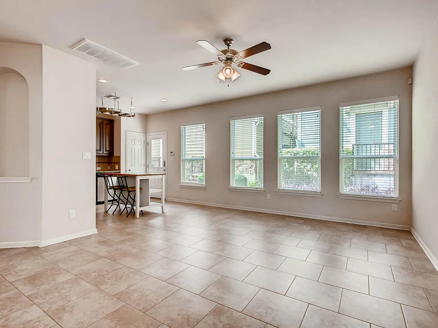 3 bed, 1408 sqft, $2,495 — Photo 2