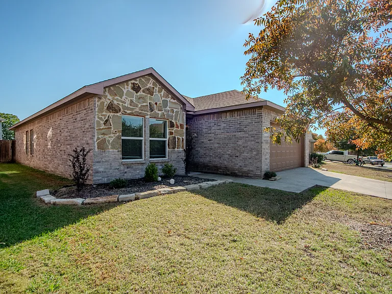2049 Meadow View Dr — Photo 3