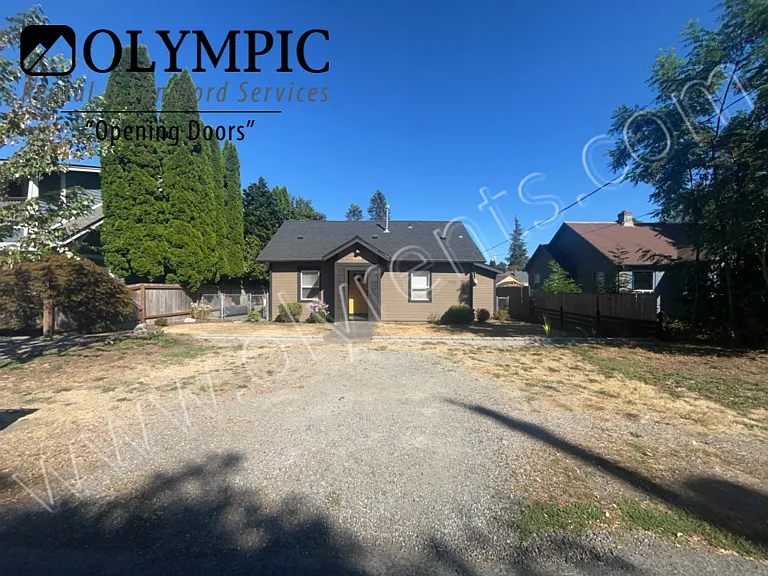 3 bedroom, 1 bath cottage in the Eastside of Olympia w/ Fenced Yard — Photo 1