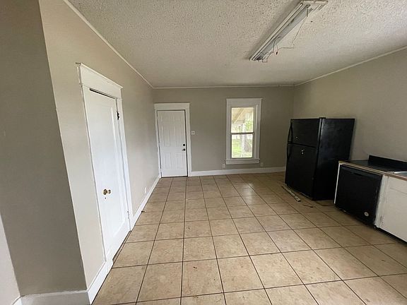 5th image of 402 Sayles Blvd