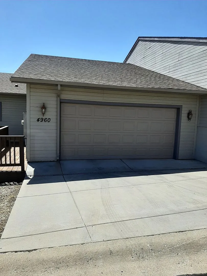 Building Photo - 4960 Summit Cir