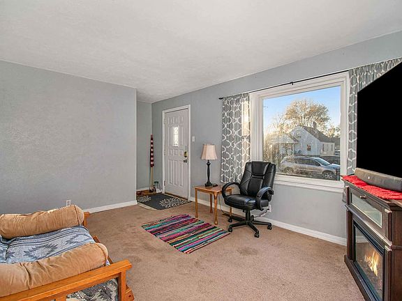 4th image of 746 S Gladstone Ave