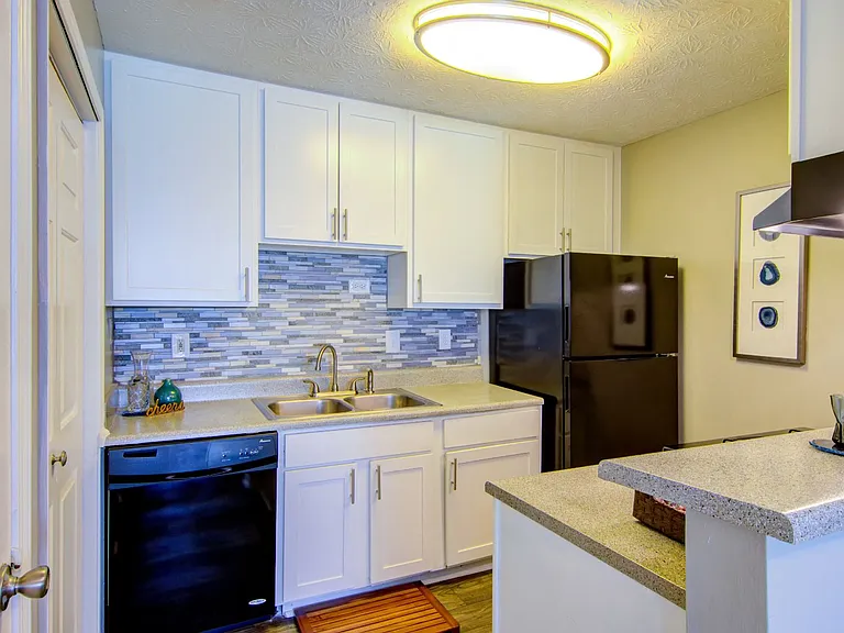 Sutter Lake Apartments — Photo 9