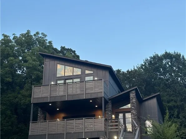 1038 N Lakeside Dr, Fayetteville, AR 72701