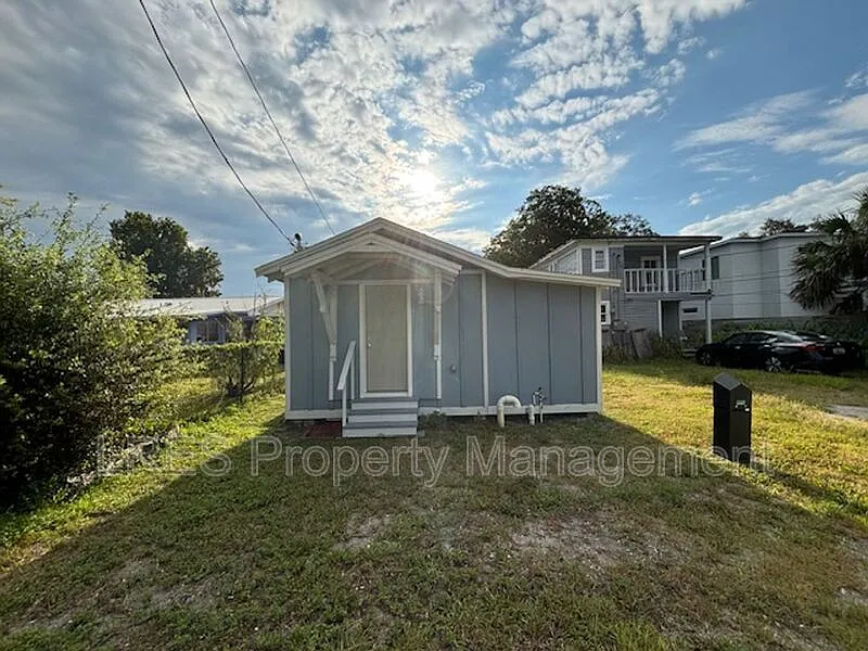 Building Photo - 710 1/2 Cypress Ave
