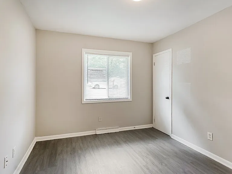 748 Barclay Ln — Photo 13