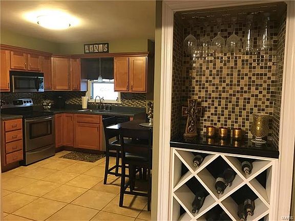 5th image of 705 Crestwood Dr