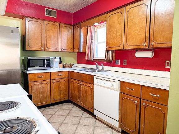 5th image of 1624 Joanne St