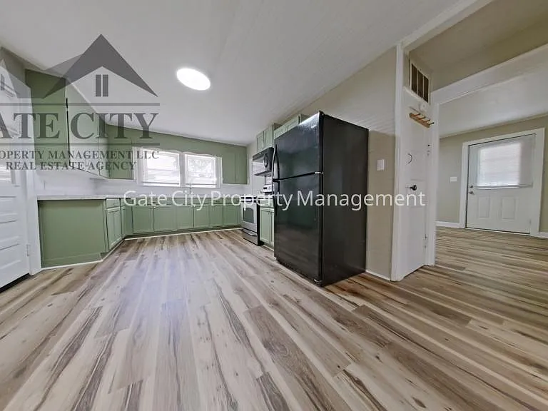 901 Old Thomasville Rd — Photo 2