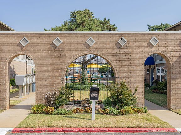 4th image of 633 W Vandament Ave #405