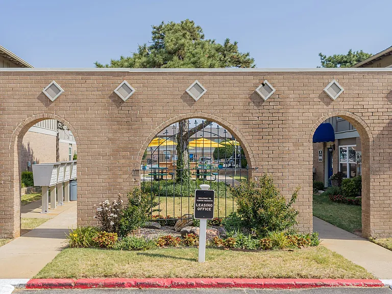 Yukon Heights Apartments — Photo 4