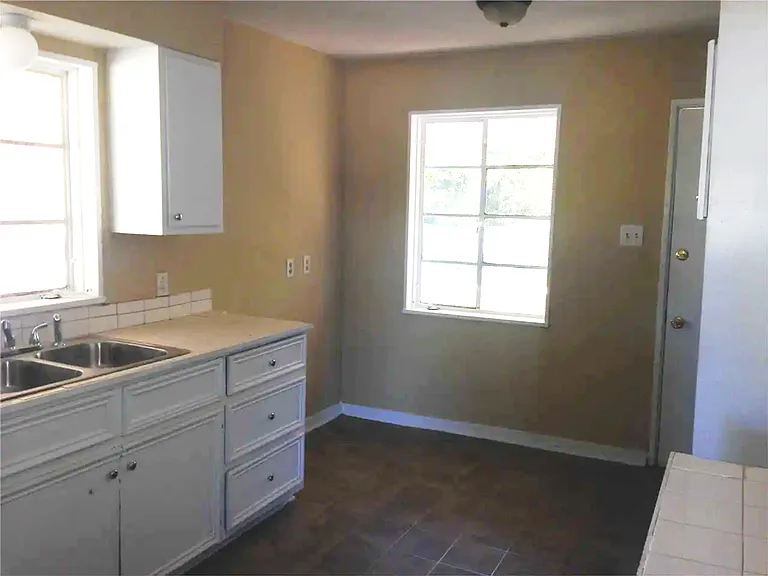 2920 Oak Forest Dr — Photo 5
