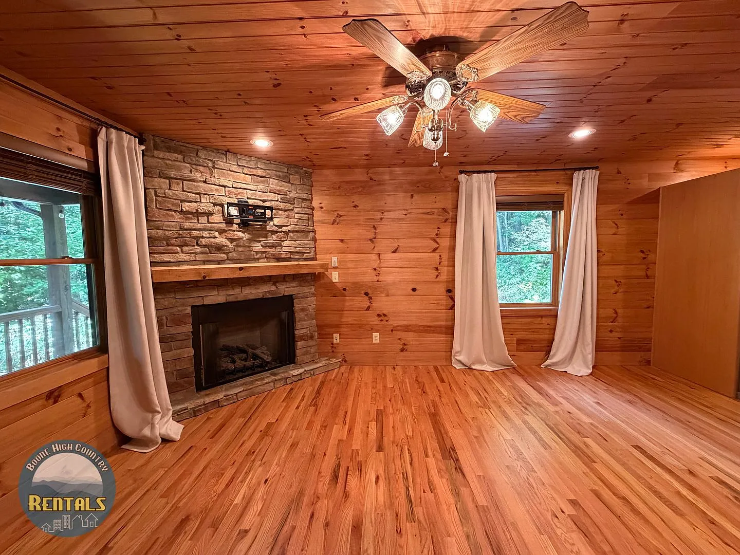 Three Bedroom Home with Spacious Outdoor Area — Photo 3