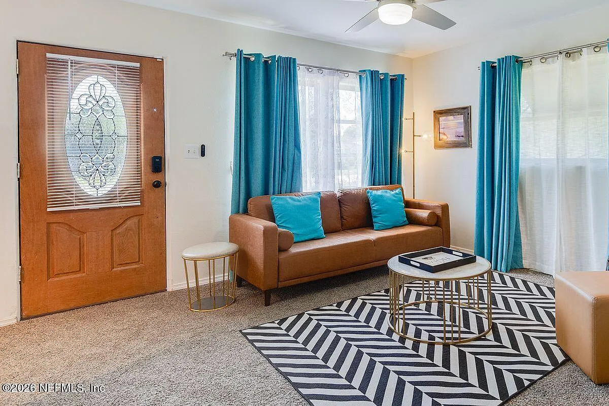 3 bed, 1.0 bath, 925 sqft, $2,500 — Photo 3