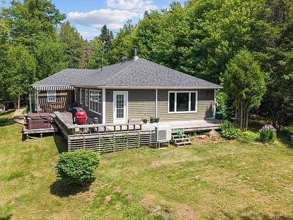 2nd image of 843 Rattenbury Rd