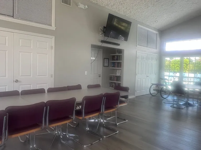 566 Clubside Cir — Photo 35