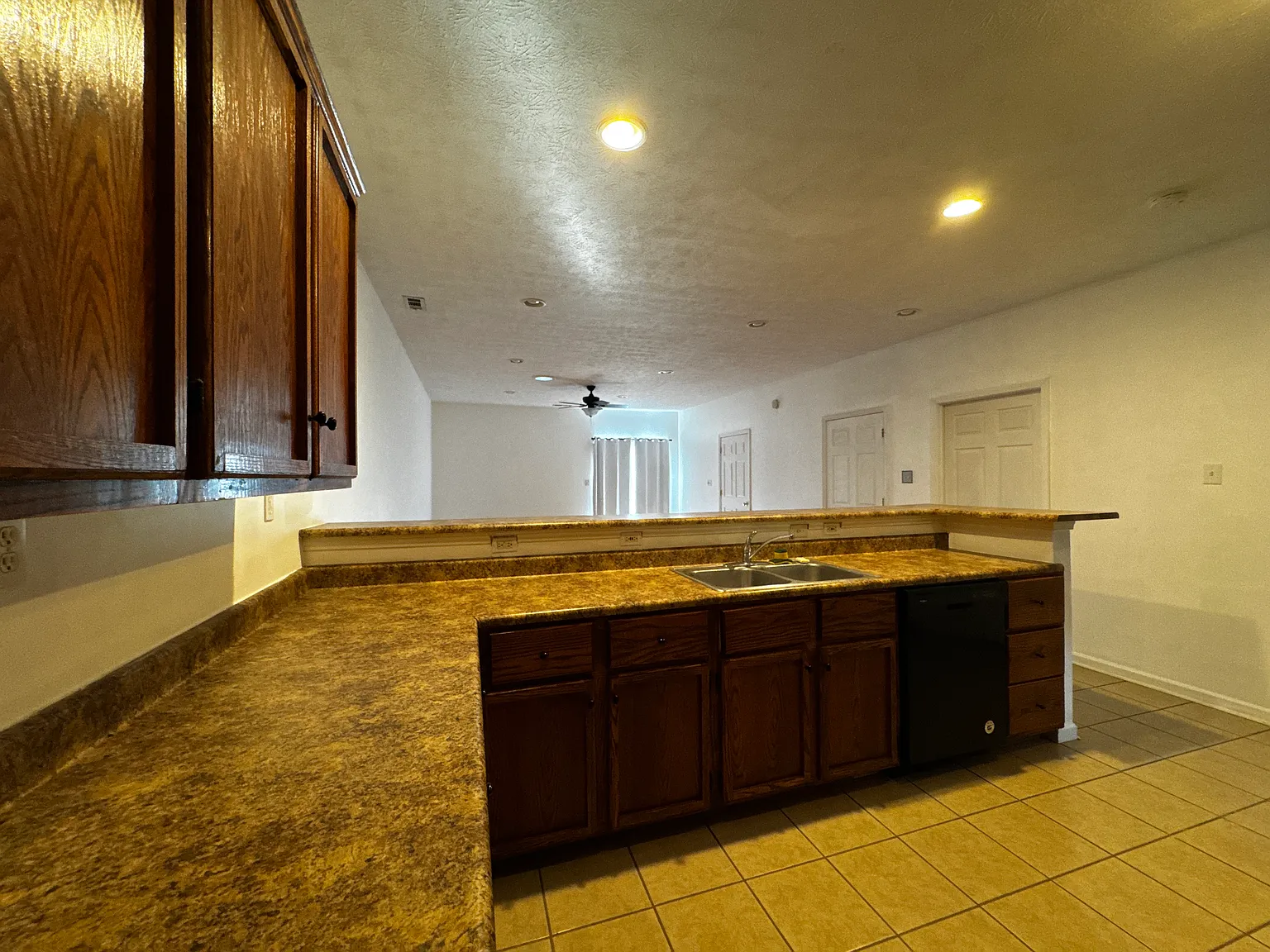 3 bed, 1400 sqft, $1,800 — Photo 4