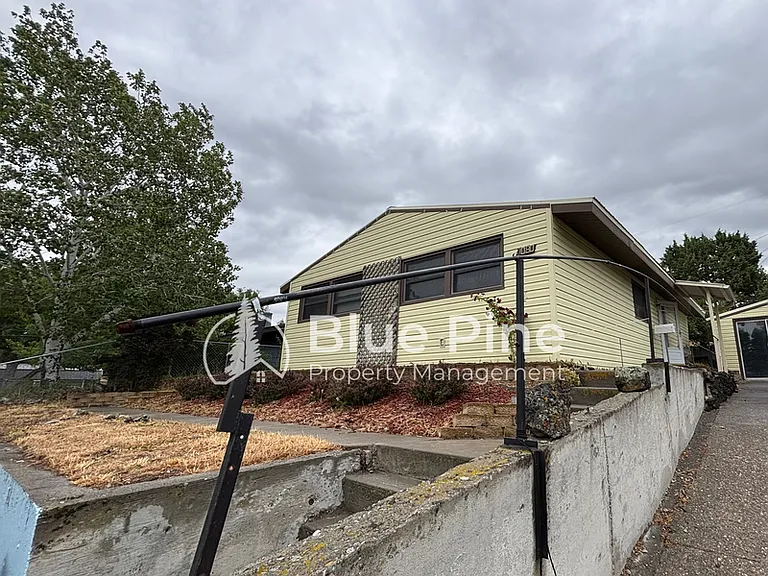 1080 Halsey St — Photo 1