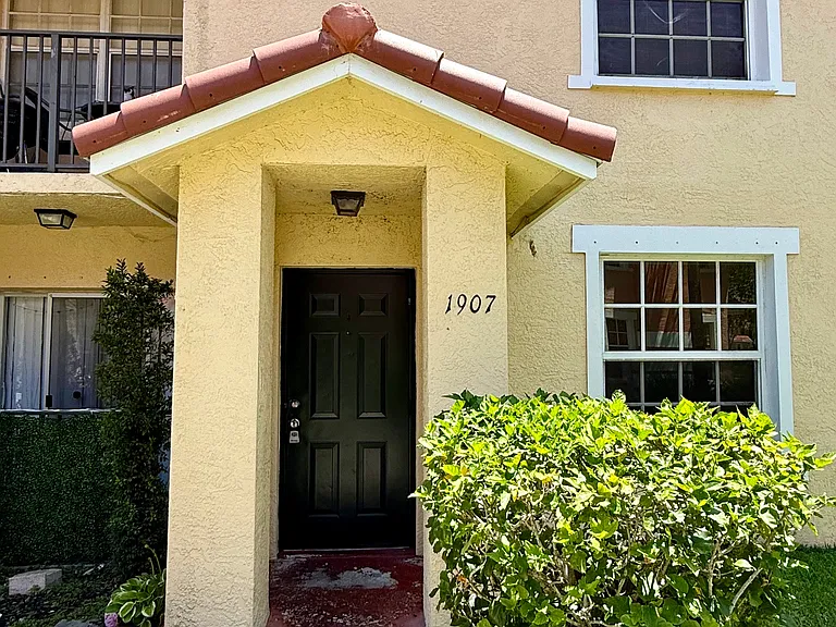 1907 Belmont Ln — Photo 3