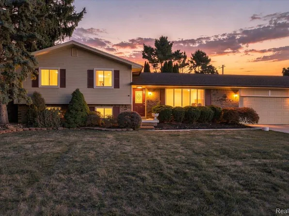 37582 Whitney Dr, Wayne, MI 48184