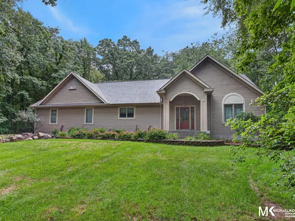 26 Flat River Dr SE, Lowell, MI 49331