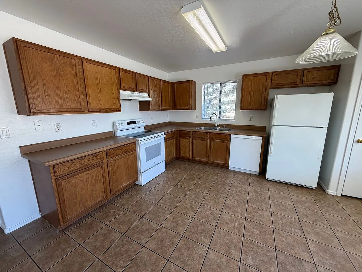 Beautiful 4 Bedroom Home For Rent In Goodyear! **New Carpet & New Paint** — Photo 3