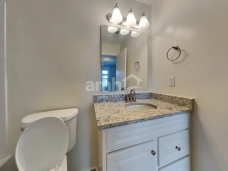 918 Arthur St — Photo 12