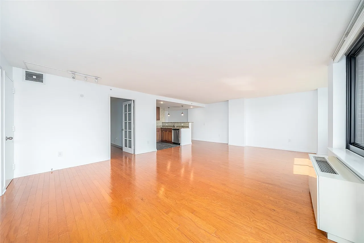 700 Grove — Photo 2