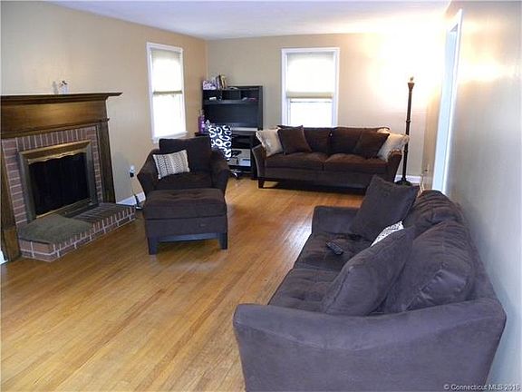 Huge Front to Back Living R...