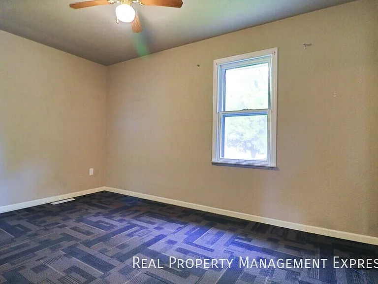 2905 E 19th St — Photo 7