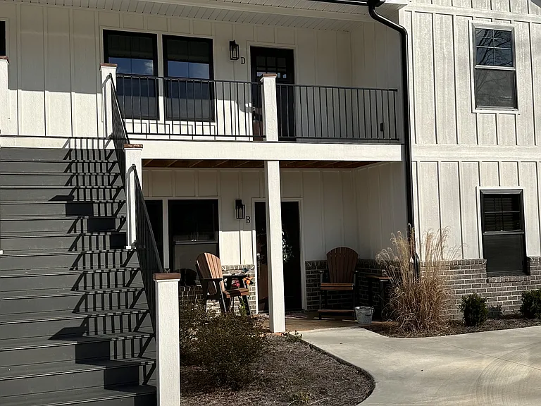 250 N Forest Ave — Photo 14