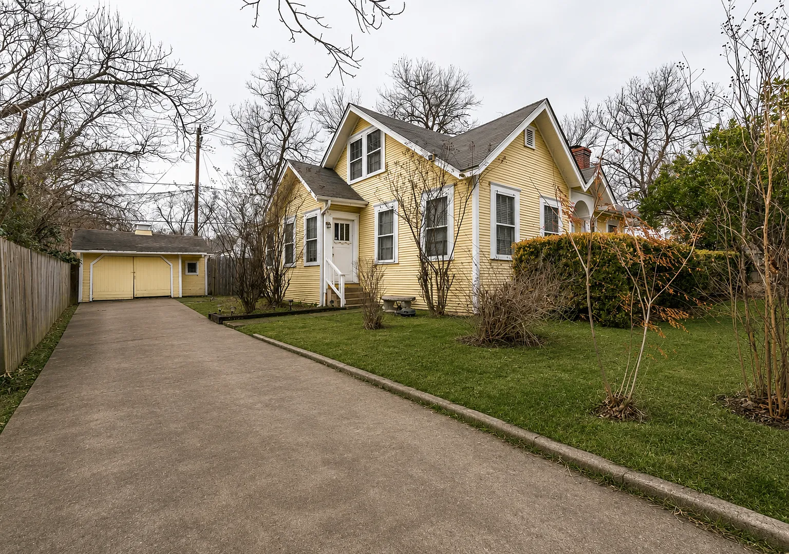 Spacious 4-Bedroom Charmer in Central Temple — Photo 2