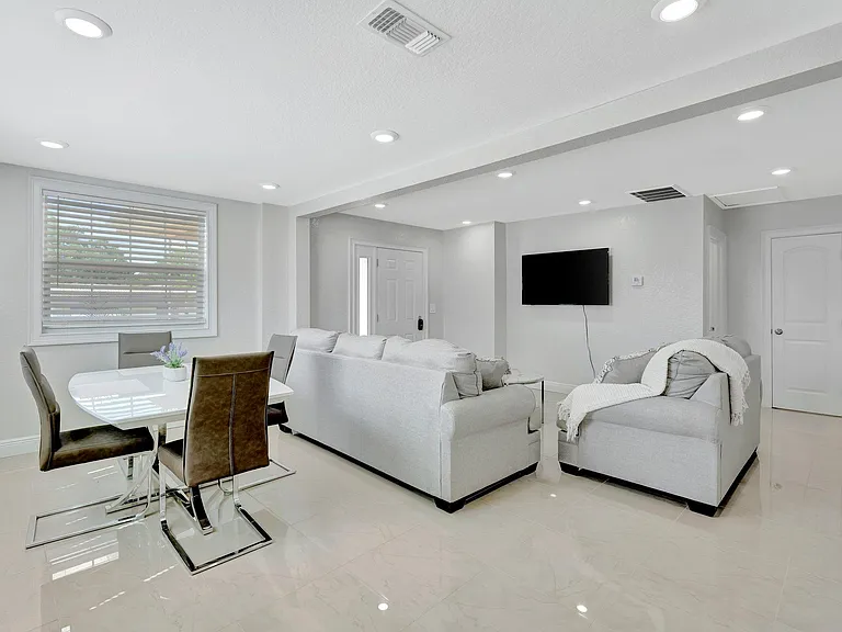 302 W Sligh Ave — Photo 3