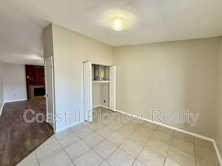 1242 Coolmont Dr — Photo 4