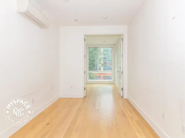 87 Montrose Avenue image 7 of 9