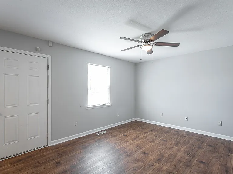 1621 Oak St — Photo 5