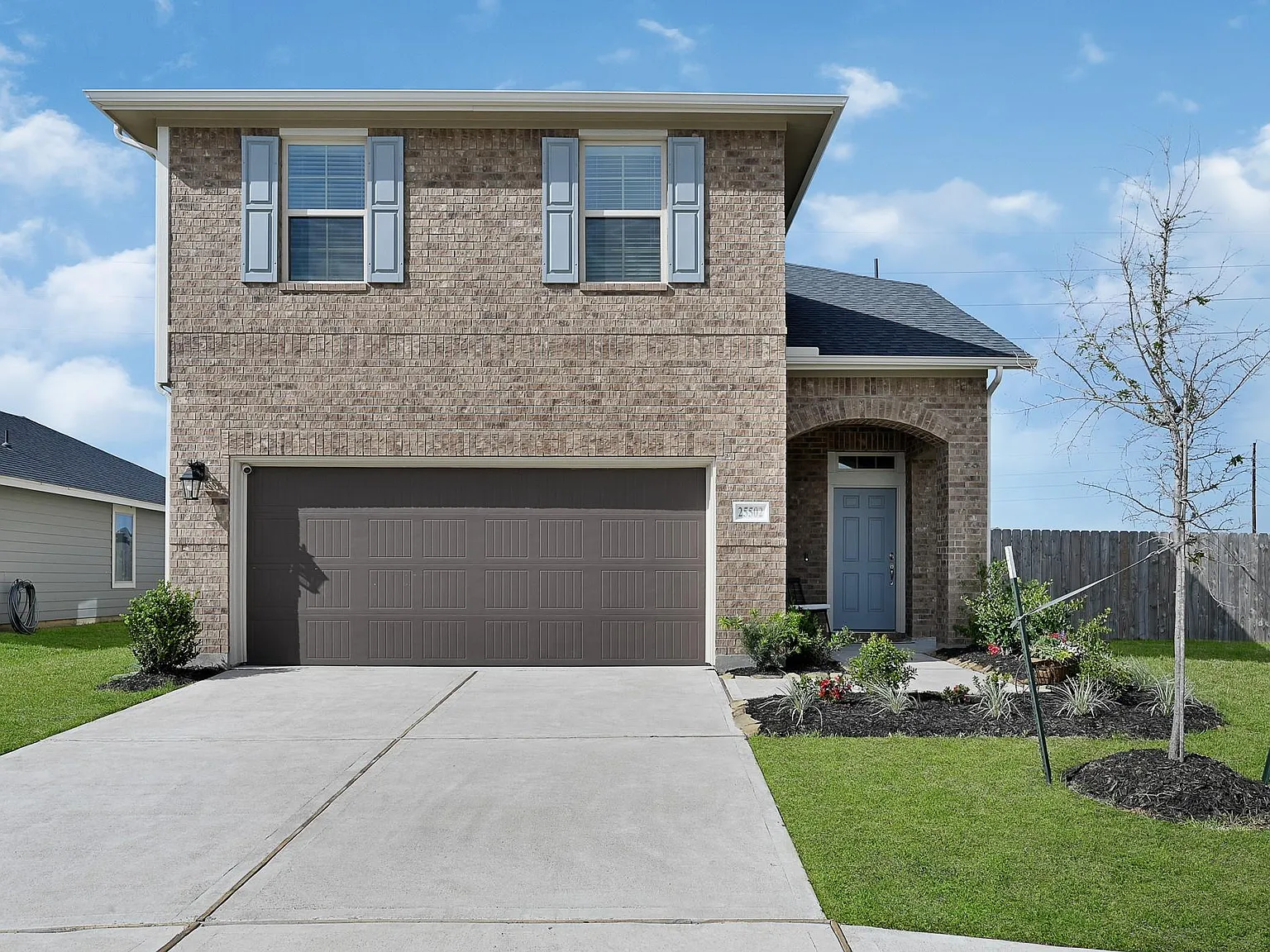 4 bed, 2.5 bath, 2410 sqft, $2,400 — Photo 2