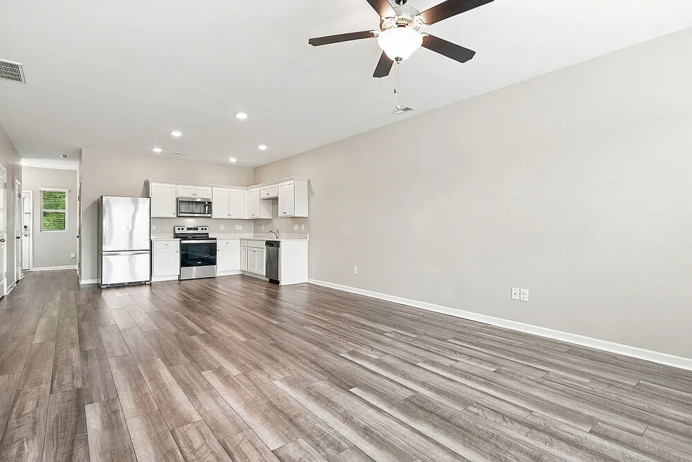 3 bed, 2.5 bath, 1590 sqft, $1,800 — Photo 4
